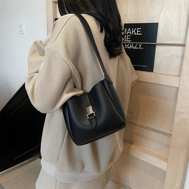 Iris™ – Modern bucket bag with a leather look