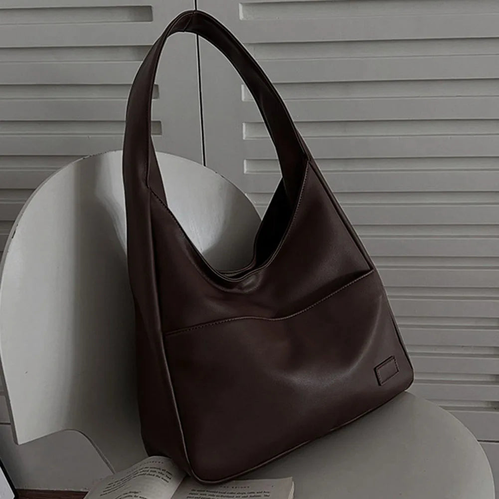 Loose hobo bag with a leather look