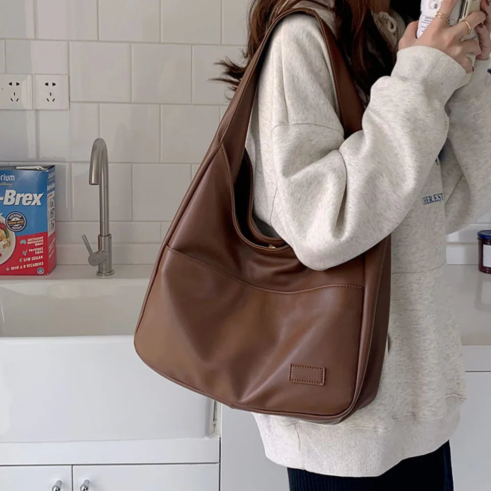 Loose hobo bag with a leather look