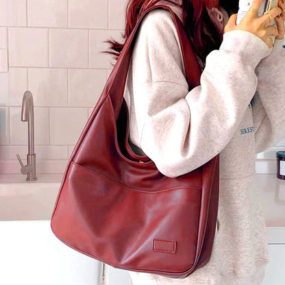 Loose hobo bag with a leather look