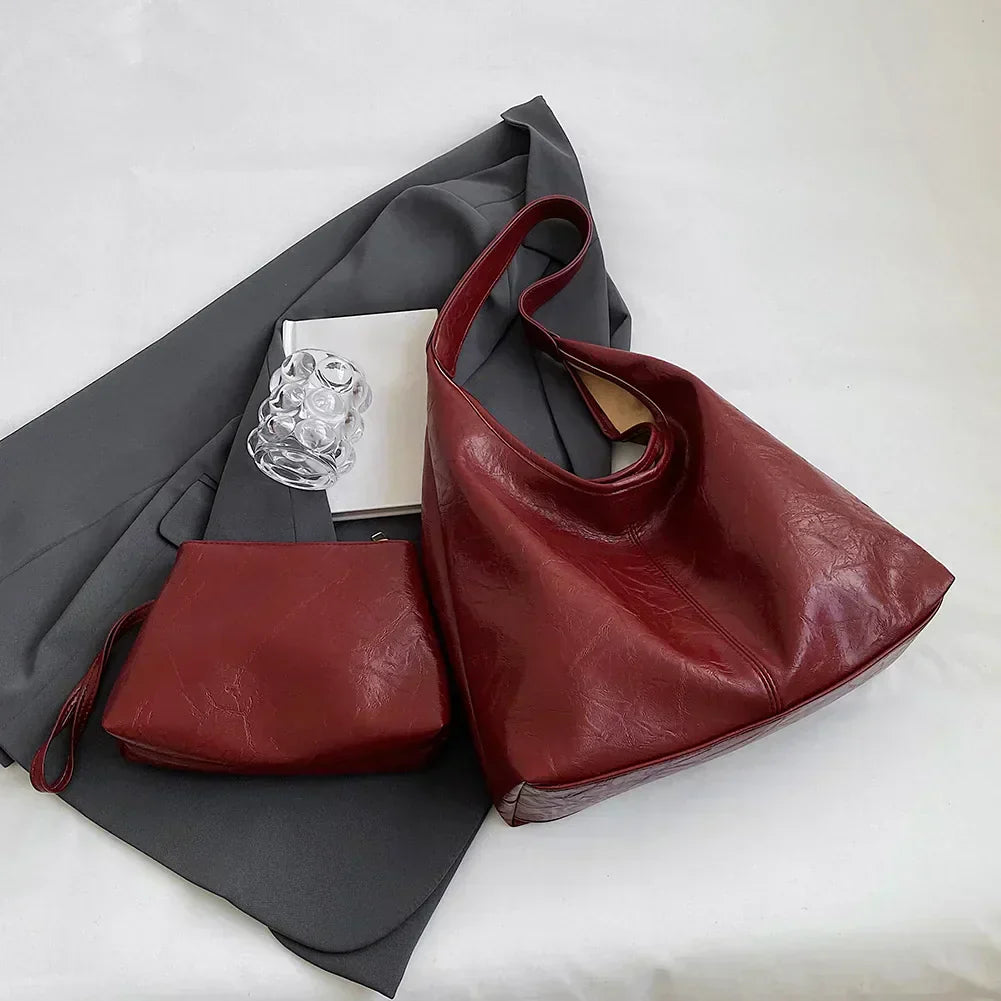 Loose hobo bag with a leather look